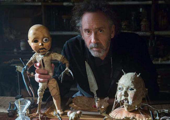 Tim Burton tient une poupée de son dernier film Miss Peregrine et les enfants particuliers